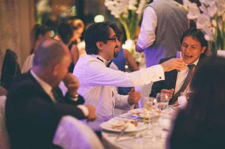 İzmir Mövenpick Hotel Düğün Fotoğrafları - Damat Yemekte İzmir Mövenpick Hotel Düğün Gecesi