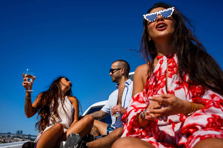 Wedding-Celebration-on-Boat-in-Bosphorus