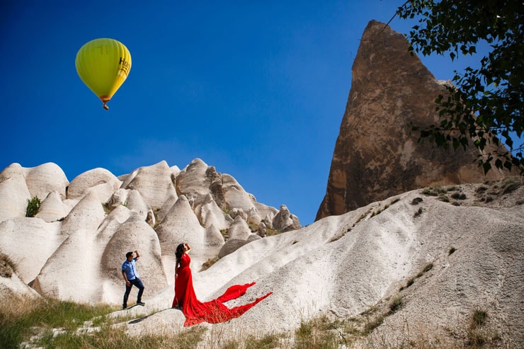 Kapadokya Kiralik Renkli Elbiselerle Fotograflar 